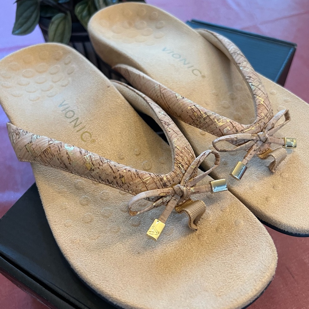 Vionic Bella Gold Cork Sandals. Size 10